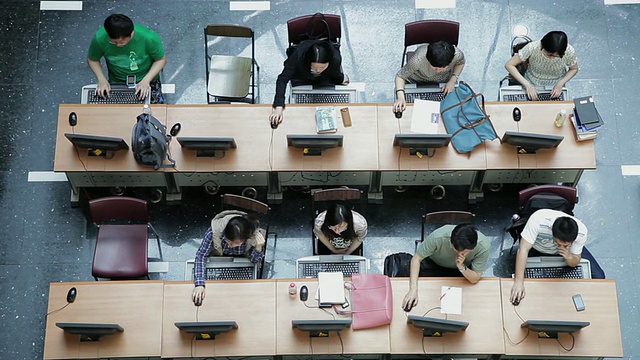 北京大学图书馆学生使用计算机的WS俯视图/中国北京视频素材
