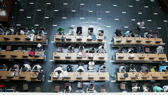 北京大学图书馆学生使用计算机的EWS俯视图/中国北京视频下载