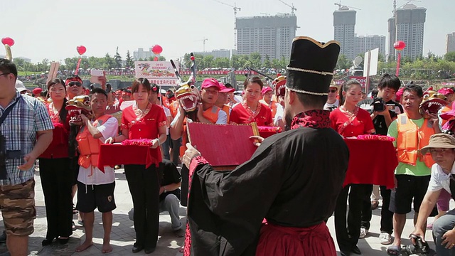 MS端午节传统赛龙舟前的祭祀仪式拍摄/中国陕西西安视频下载