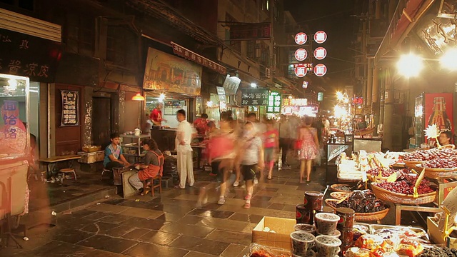 中国陕西西安夜市人潮涌动视频素材