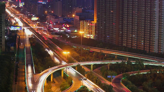 WS T/L HA View of Traffic on overpass at night /西安，陕西，中国视频素材