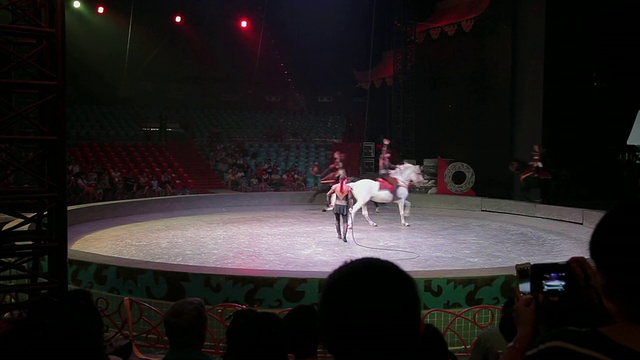 中国陕西西安，马戏团演员在大顶表演骑马视频下载