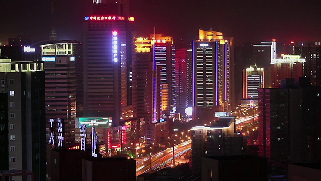 WS T/L夜间街道交通和城市景观俯视图/西安，陕西，中国视频素材