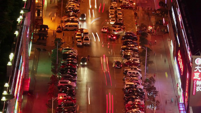 WS T/L HA View of Traffic on street and cityscape at night /西安，陕西，中国视频素材