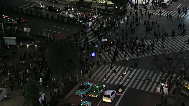 WS T/L在夜晚八公路口的人群和交通/涉谷，日本东京视频素材