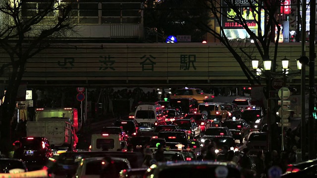 晚上八公路口的人群和交通/涩谷，日本视频素材