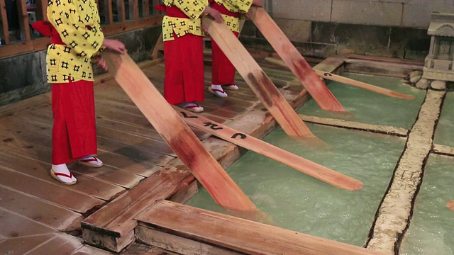 日本群马县草津温泉(Kusatsu Onsen / Kusatsu)，用传统方式冷却热水的Yumomi视频素材