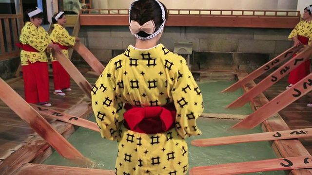 MS摄于Yumomi，日本群马县Kusatsu温泉的传统降温方式视频素材