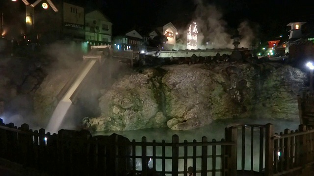 在日本群马县的Kusatsu温泉，用传统的方式冷却热水视频素材