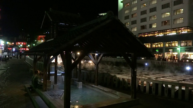 WS View of Ashiyu，日本群马县Kusatsu Onsen，日本最著名的Kusatsu温泉，传统的热水降温方式视频素材