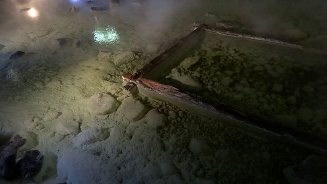 MS Shot of Yubatake，日本群马县日本最著名的Kusatsu温泉，用传统的方式冷却热水视频素材