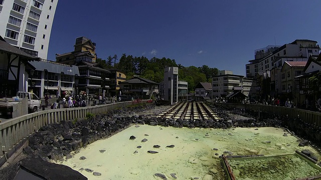 日本群马县草津温泉(Kusatsu Onsen / Kusatsu)， Yubatake是日本最著名的温泉，以传统方式冷却热水视频素材