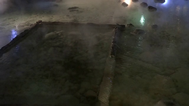 MS Shot of Yubatake，日本群马县日本最著名的Kusatsu温泉，用传统的方式冷却热水视频素材
