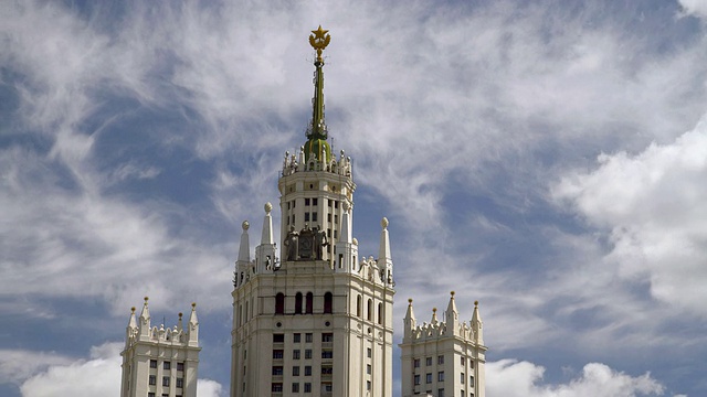 WS T/L斯大林时代的高楼碎片，在多云的天空下/莫斯科，俄罗斯视频下载