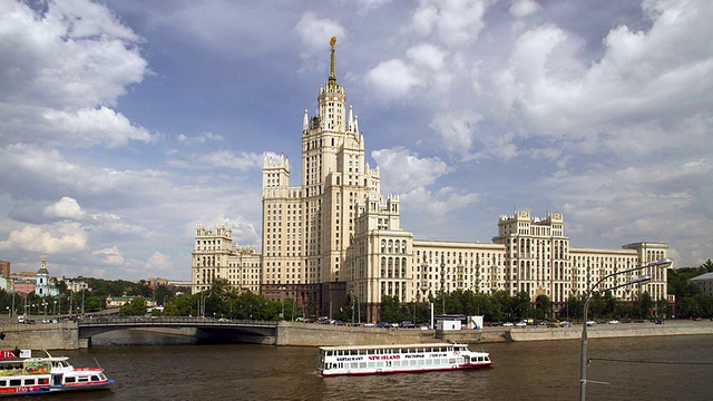 WS T/L在多云的天空下，斯大林时代的河流、小桥和高楼/莫斯科，俄罗斯视频下载