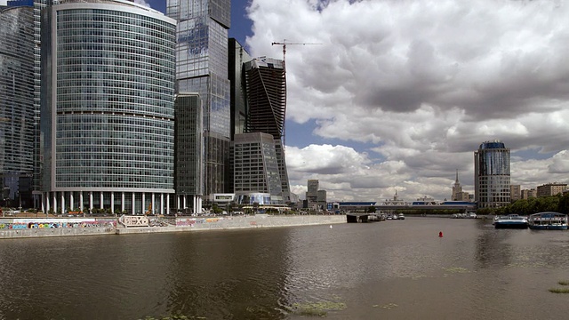 WS T/L的河流与新的城市综合体和斯大林时代的高楼大厦/莫斯科，俄罗斯视频下载
