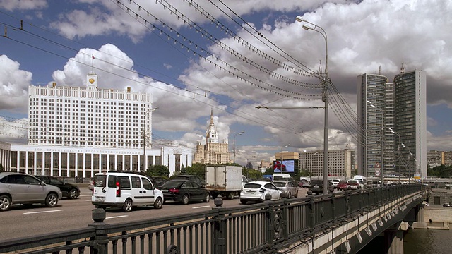 WS T/L河上的桥梁和政府大楼/莫斯科，俄罗斯视频素材