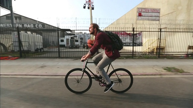 WS SLO MO TS在城市街道上骑自行车的人/美国加州洛杉矶视频下载
