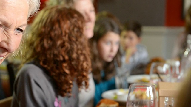 英国伦敦，英国，一家三代人在酒吧共进节日午餐视频素材