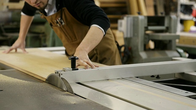 MS拍摄的木工切割木板/日本京都视频素材