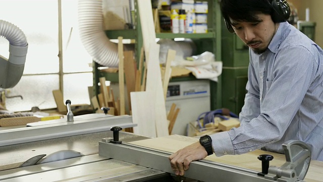 MS拍摄的木工切割木板/日本京都视频素材