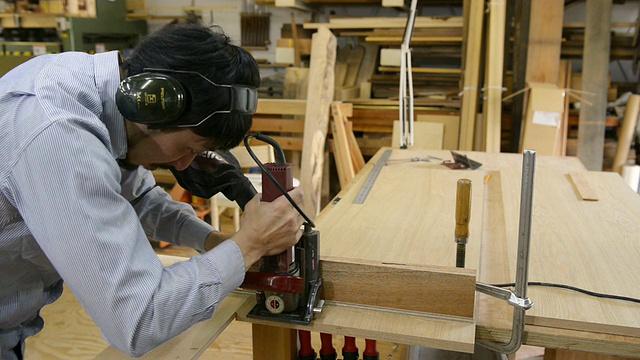 日本京都家具厂，两名男子合作制作家具视频素材