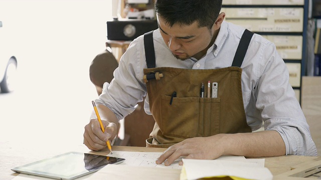 MS拍摄的木工在他的工作场所素描/京都，日本视频素材