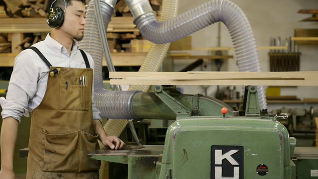 日本京都家具厂，两名男子合作制作家具视频素材