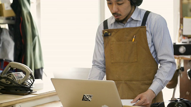 MS TD拍摄的木工在他的工作站使用笔记本电脑/京都，日本视频素材