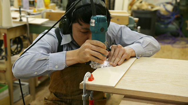 MS拍摄的木工在他的工作站工作/京都，日本视频素材
