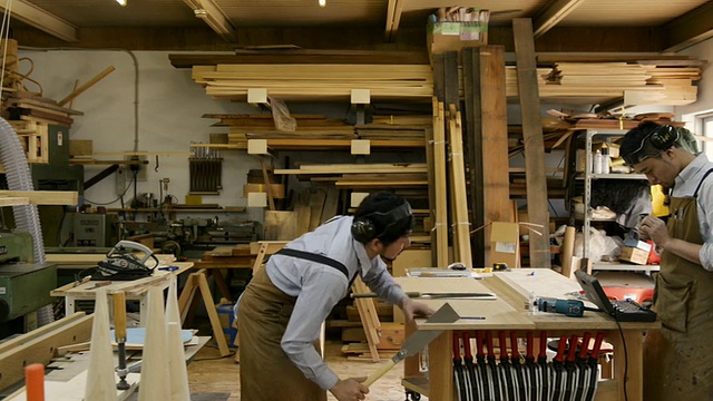 这是一组木工在日本京都工作的照片视频素材