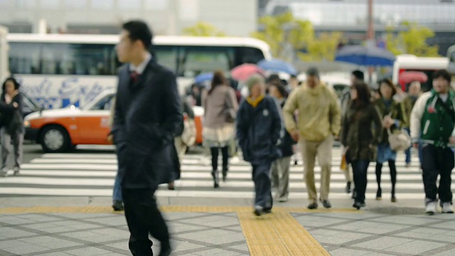 日本京都，人们过信号灯的MS镜头视频素材