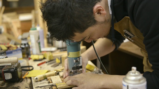 图为日本京都一名木工在自己的工作岗位上工作视频下载