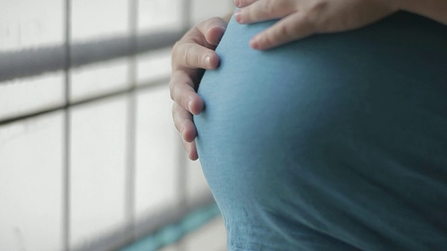 怀孕,胃,手,女人视频素材
