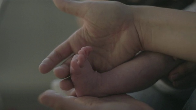 C/U婴儿脚和女人手视频素材
