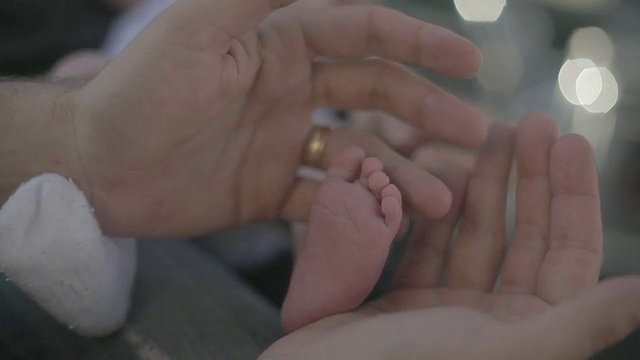 C/U婴儿脚和男人的手视频素材