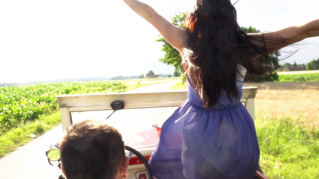 高清超级慢动作:敞篷车里的快乐夫妇视频素材