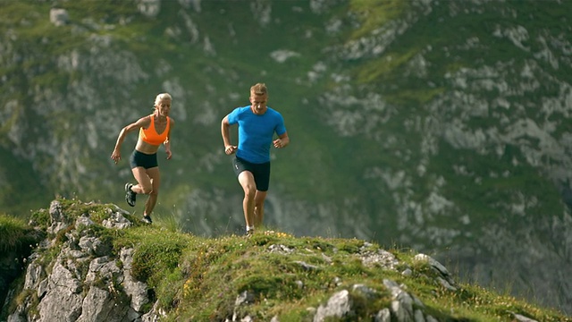 HD超级慢动作:运动员在山间小道上跑步视频素材