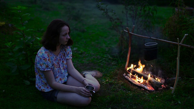 女孩在篝火附近视频素材