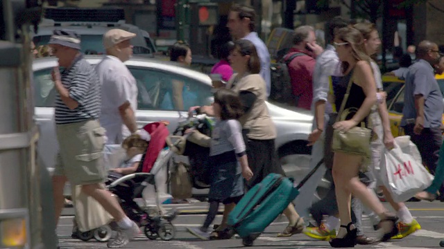 夏天，人们穿过曼哈顿繁忙的街道视频素材