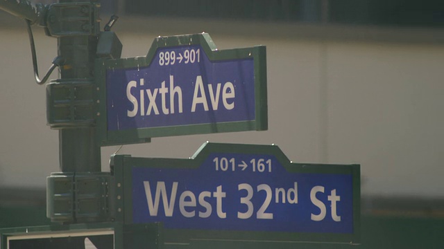 CU的街道标志是第六大道和西32街。视频下载