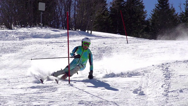 HD:超级慢动作:专业滑雪者练习障碍视频素材