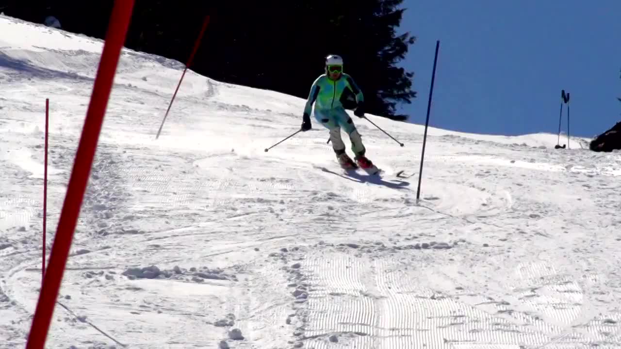 高清:ZOOM，专业滑雪者练习回转视频下载