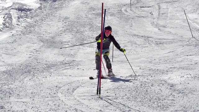 高清运动效果:年轻女子练习滑雪障碍视频素材