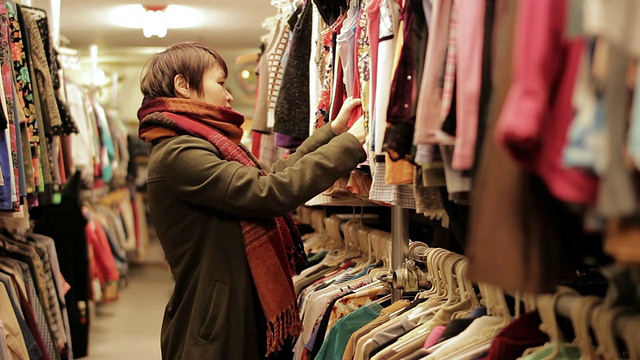 MS年轻女性在看衣服的照片/日本冲绳县中冢视频素材