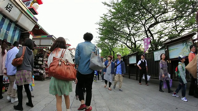 日本东京，浅草，人们走在浅草寺附近的街道上视频素材