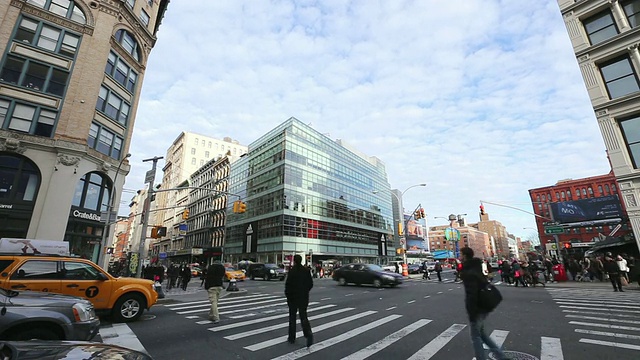 WS T/L云在Soho Loft建筑上迁移的视图，汽车和行人穿过十字路口/美国纽约视频素材