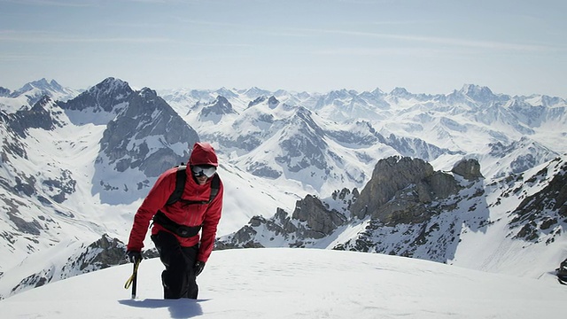 登山者抵达白雪皑皑的山峰视频素材