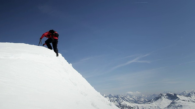 登山者抵达白雪皑皑的山峰视频素材