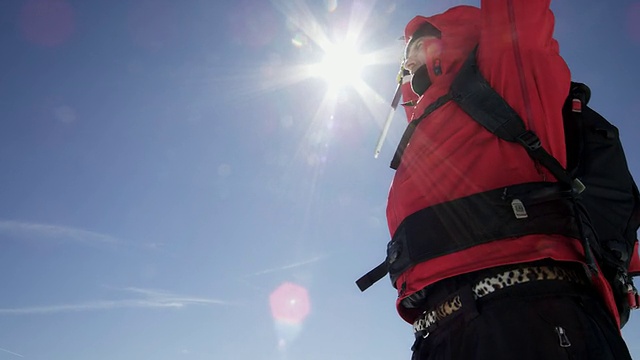 登山者在白雪覆盖的山上欢呼视频素材